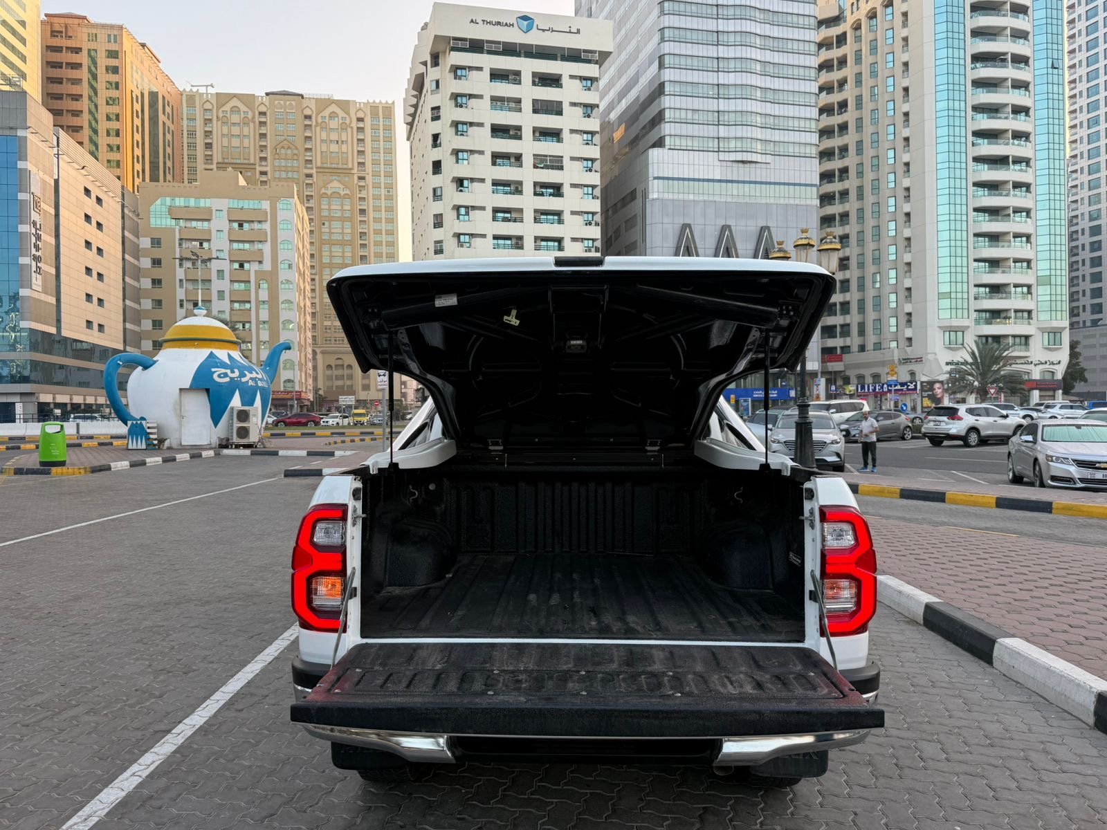 Toyota Hilux SR5 2024 White image
